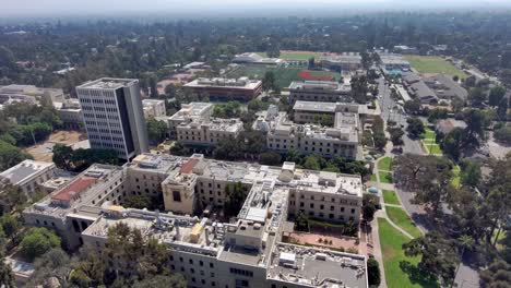Aerial-view-over-the-California-Institute-of-Technology,-on-a-sunny-day,-in-Pasadena,-Los-Angeles,-USA---Rising,-tilt-down,-drone-shot