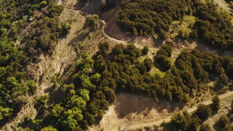 Imágenes-De-Drones-De-Colinas-Y-Bosques-Con-Caminos-Que-Suben-La-Colina