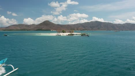Traditionelles-Boot-Fährt-Nach-Gili-Kedis-Mit-Lombok-Bergen-Im-Hintergrund