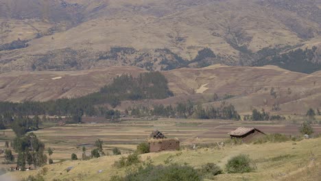Lehmhütten,-Die-Auf-Einem-Grat-Am-Rande-Des-Heiligen-Tals-In-Peru-Sitzen