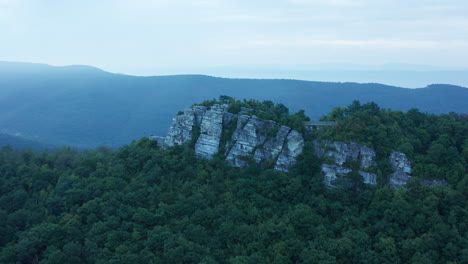 Eine-Luftaufnahme-Des-Großen-Schlosses-Im-Sommer-Im-Morgengrauen-An-Der-Grenze-Zwischen-Virginia-Und-West-Virginia-Im-George-Washington-National-Forest