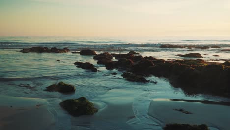 Wellen,-Die-In-Einem-Strandufer-Im-Sonnenuntergang-Zerquetschen