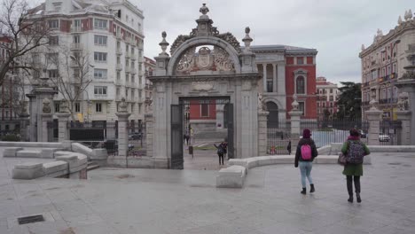 Blick-Auf-Die-Puerta-Felipe-Iv-Am-Ausgang-Des-El-Retiro-Parks-In-Madrid,-Spanien---Historisches-Wahrzeichen---Breite-Aufnahme