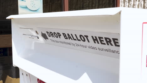 Stimmzettel-Hier-Ablegen-Schild-Und-Steckplatz-Mit-Pfeil-Für-Mail-in-Wahlbox