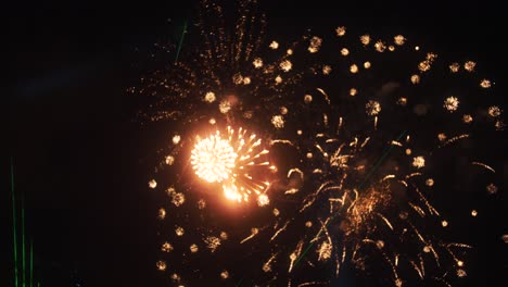 Feuerwerk-Am-Himmel-Während-Der-Konzertfeier---Nächtliche-Zeitlupe