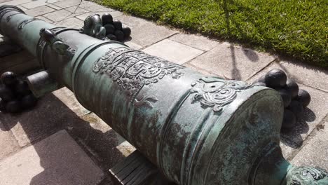 Cannon-with-Spanish-Crest-at-Castillo-De-San-Marcos,-St