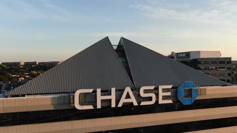 Chase-Logo-Schild-über-Zwei-Unternehmenswolkenkratzern,-Dem-Größten-Kreditkartenaussteller-Und-Der-Bank-In-Den-USA
