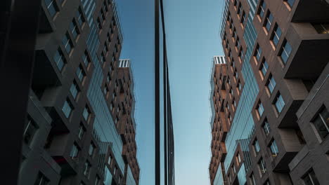 Architektonisch-Vielfältiges-Gebäude-Von-Dnb-Nor-Mit-Spiegelreflexion-Beim-Barcode-projekt-In-Der-Innenstadt-Von-Oslo-Bei-Sonnenuntergang---Niedriger-Winkel,-Zeitraffer