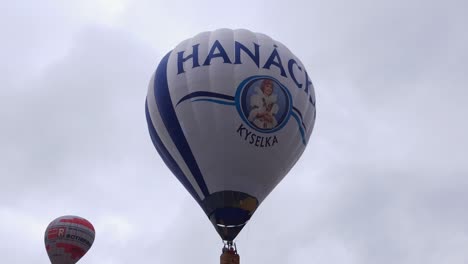 Heißluftballon-Landet-Auf-Der-Wiese