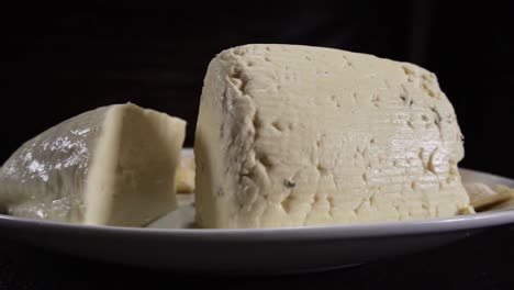 Drehtisch-Mit-Verschiedenen-Käse--Und-Nudelsorten
