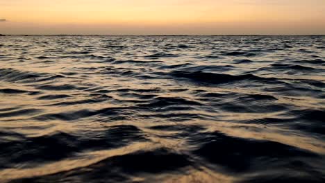 Ruhige-Meereswellen-Bei-Sonnenuntergang