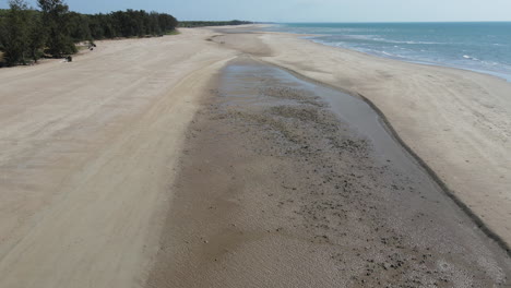 Very-Low-drone-shot-of-Empty-white-sandy-beach-and-Blue-water,-Darwin,-Northern-Territory