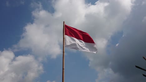 Indonesische-Flagge-Weht-Im-Hintergrund-Der-Blauen-Himmelswolken