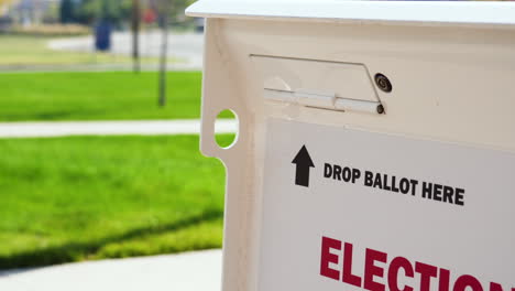 Stimmzettel-Hier-Ablegen-Schild-Mit-Pfeil-Und-Steckplatz-Für-Mail-in-Wahlbox