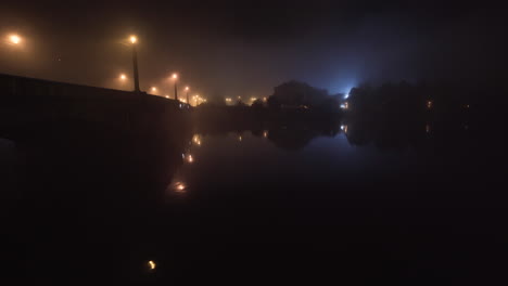 Manes-Puente-Sobre-El-Río-Vltava-En-La-Noche-En-La-Niebla,-Praga,-República-Checa,-Farolas
