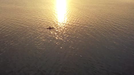Drohnenüberführung-Eines-Einzelnen-Kajakfahrers-Im-Sonnenaufgang-Des-Lake-Michigan