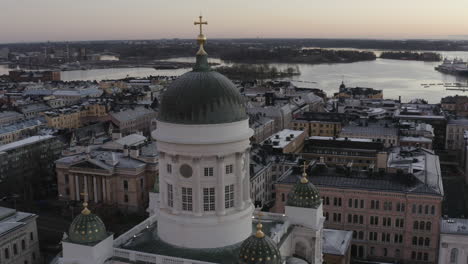 Drone-Volando-Hacia-La-Catedral-De-Helsinki.-Vista-De-Cerca
