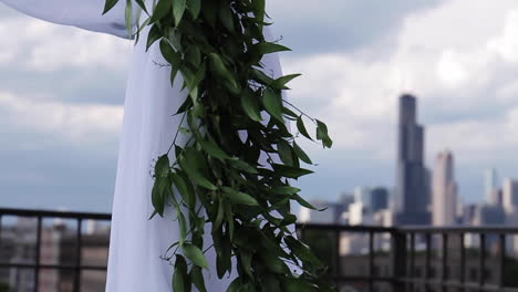 Blume-Torbogen-Am-Ort-Der-Hochzeit-Mit-Skyline-Von-Chicago-Im-Hintergrund