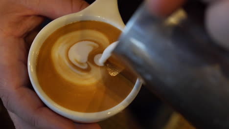 El-Servidor-Hace-Arte-Latte-Rápido-Detrás-Del-Mostrador-De-Café-En-Un-Restaurante