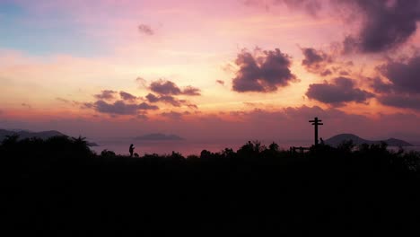 Dramático-Pacífico-Isla-Lantau-Amanecer-Nube-Cielo-Colores-Sobre-Silueta-Paraíso-Paisaje-Hong-Kong