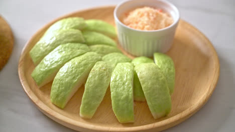 Fresh-Guava-Sliced-with-Chili-and-Salt-Dipping