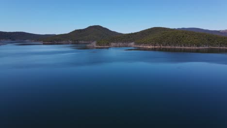 Motionless-Blue-Water-At-Advancetown-Lake-Surrounded-By-The-Mountains---Hinze-Dam---Advancetown,-Gold-Coast,-QLD,-Australia