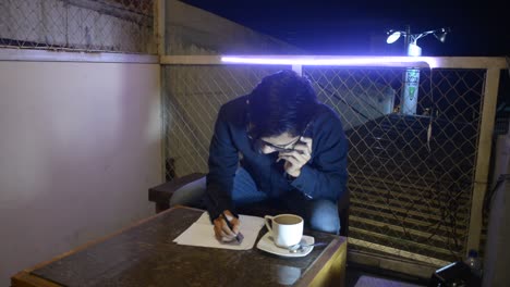 Retrato-De-Un-Hombre-Asiático-Que-Trabaja-Hasta-Tarde-En-Un-Café