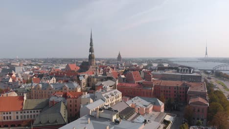 Drohnenluftaufnahme-Der-Skyline-Von-Riga-In-Lettland-Mit-Blick-über-Den-Fluss-Daugava-Und-Die-Stadt-Sowie-Den-Rigaer-Radio--Und-Fernsehturm