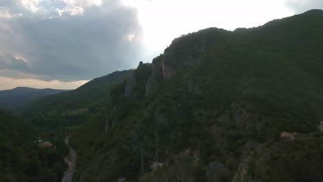 Dunkle-Klippe-Eines-Berges-Außerhalb-Von-Novi-Pazar-In-Serbien-Europa,-Luftig-Aufsteigend
