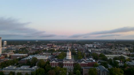 Columbia,-Missouri---Mizzou-Universitätscampusgebäude-Bei-Sonnenuntergang---Luftdrohne