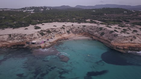 Luftaufnahme-Eines-Atemberaubenden-Tropischen-Strandes-Auf-Ibiza
