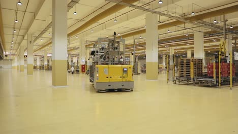Mechanical-Automated-Robot-inside-manufacturing-factory,-wide-angle