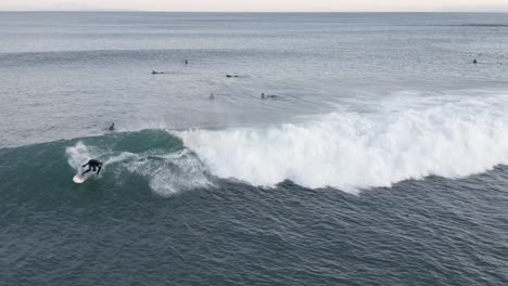 Mutiger-Surfer,-Der-Perfekte-Welle-In-Kaltem-Isländischen-Wasser-Reitet,-Luft