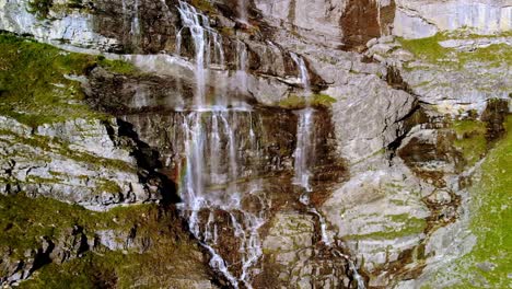 Ein-Großer-Wasserfall,-Der-In-Viele-Kleine-Bäche-Verstreut-Ist,-Die-Den-Berghang-Hinabsteigen