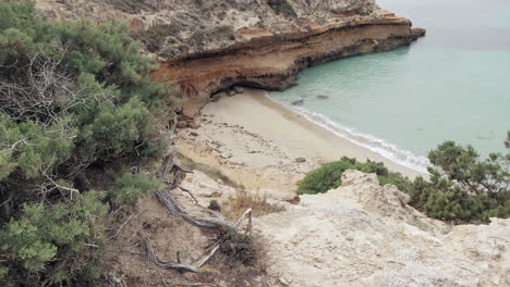 Enthüllung-Eines-Leeren-Sandstrandes-Auf-Ibiza