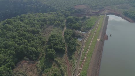 Dammsystem-Und-Wald-In-Der-Nähe-In-Südamerika