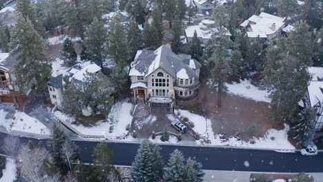 Luftaufnahme-Des-Schneiten-Hauses,-Herrenhaus,-Schneechalet-Tagsüber,-Kalifornien,-Drohne