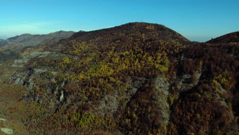 Berghänge-Bedeckt-Mit-Gelbbraunem-Laub-Von-Waldbäumen-Am-Herbstmorgen