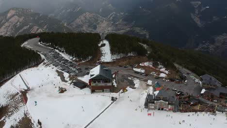 Vistas-Aéreas-De-Estaciones-De-Esquí,-Diferentes-Paisajes-Y-Espectadores-En-Andorra-Durante-Los-Tiempos-De-Covid
