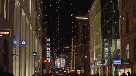 Weihnachtsbeleuchtung-Und-Menschenmassen-In-Einer-Straße-In-Hamburg-In-Der-Nähe-Eines-Weihnachtsmarktes-Im-Dezember-2019