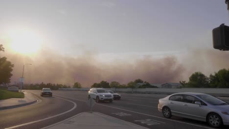With-a-backdrop-of-the-Silverado-Wildfire-and-smoke,-Orange-County-Police-help-coordinate-evacuations-on-the-streets-in-the-city-of-Foothill-Ranch