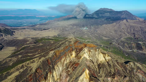 Amplia-Toma-Cinematográfica-De-Drones-De-La-Cordillera-Cerca-Del-Volcán-Monte-Aso