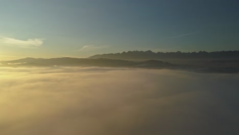 Nubes-Vívidas-Sobre-Montañas-Boscosas-Durante-El-Día-De-Niebla