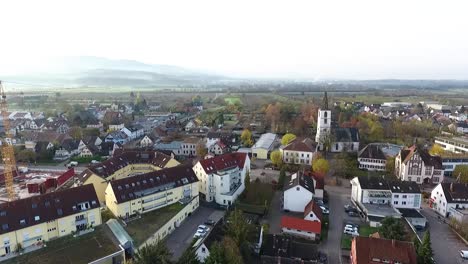 Aufsteigende-Drohnenaufnahme-Des-Dorfes-Denzlingen,-Deutschland-An-Einem-Kalten-Herbstmorgen