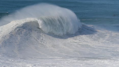 Zeitlupe-Einer-Wunderschönen-Weißen-Welle-In-Nazaré,-Portugal