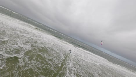 Fpv-ansicht-Eines-Kitesurfer-athleten,-Der-Brechende-Wellen-Am-Sylter-Strand-Reitet