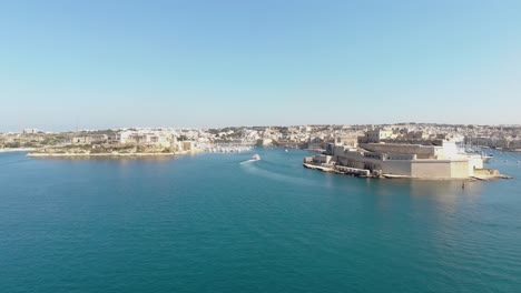 Vista-Aérea-Panorámica-De-Valletta,-Malta-Desde-El-Mar-Mediterráneo