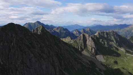 Increíble-Vista-Aérea-De-Las-Cordilleras-De-Lagorai-En-Italia,-Montañas-Hasta-Donde-Alcanza-La-Vista