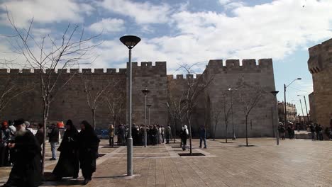 Tourists-visiting-the-old-city-of-Jerusalem,-Israel