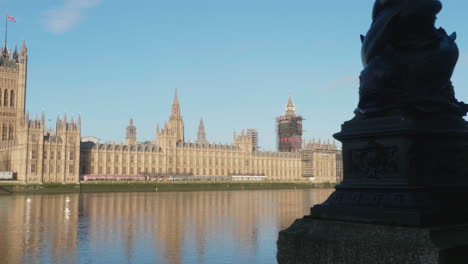 Reveal-of-The-Houses-of-Parliament-with-“Big-Ben”-and-the-Victoria-Tower-at-the-River-Thames-in-December-2020,-while-London-is-in-Tier-4-during-the-Corona-pandemic